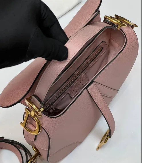Сумка Dior Saddle с ремнем розовый