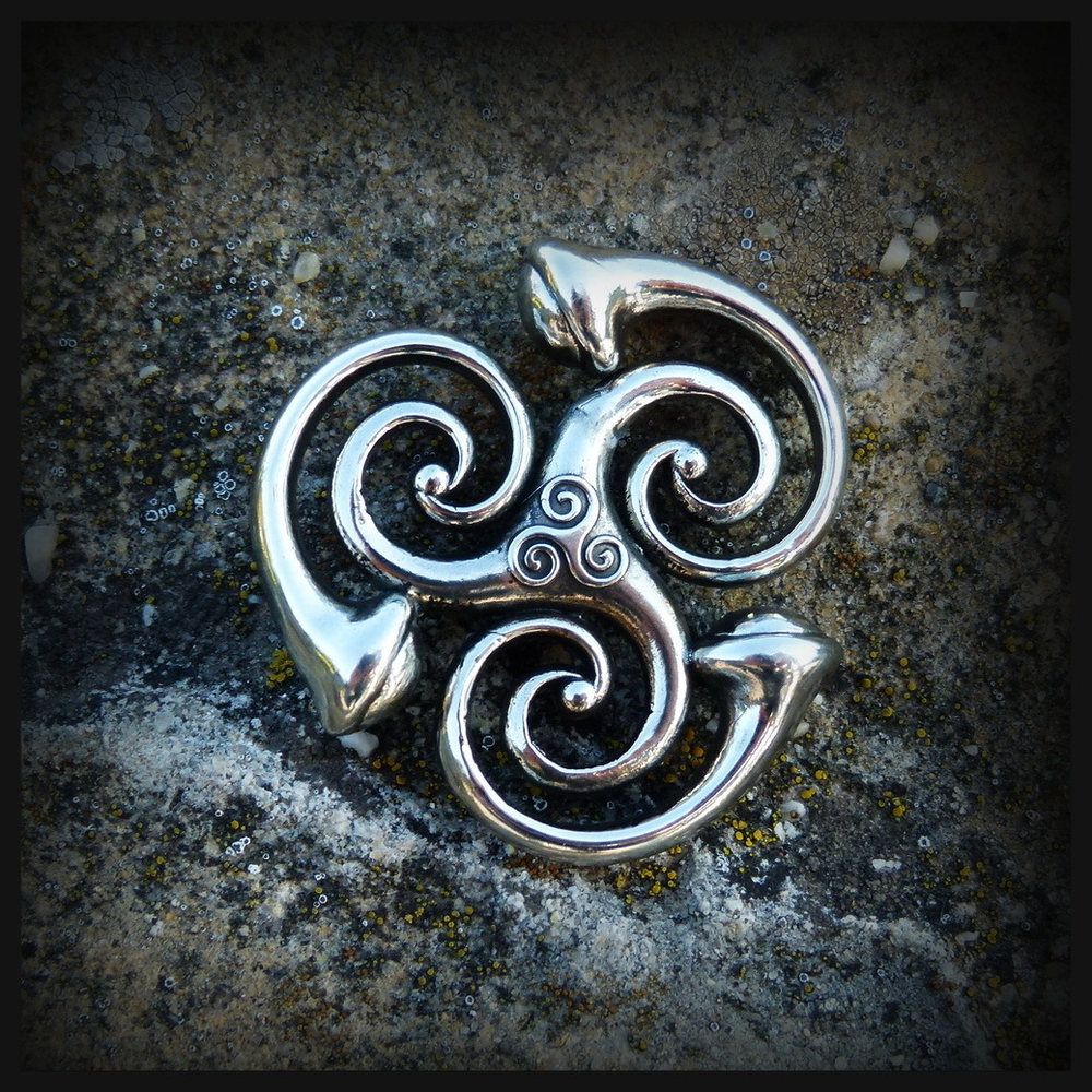 Кулон подвеска "Трискель" авторская работа , никелирование