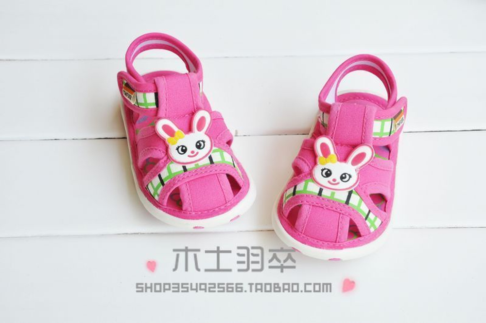 Сандалии детские с аппликацией в виде кролика