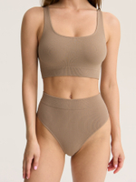 Бесшовный топ на широких бретелях