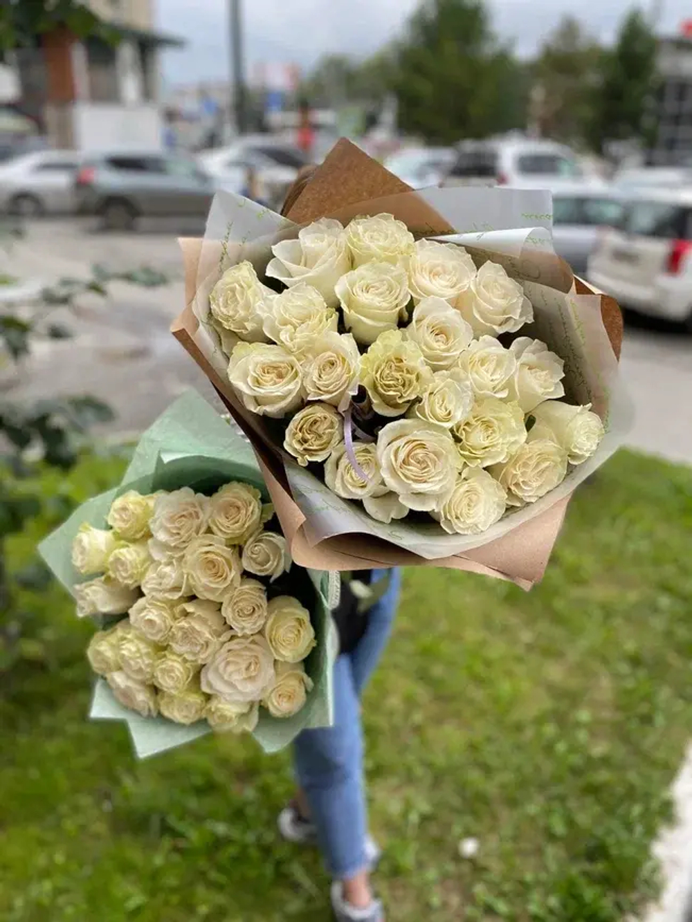 Букет 21 белая роза Эквадор 60см в ленте