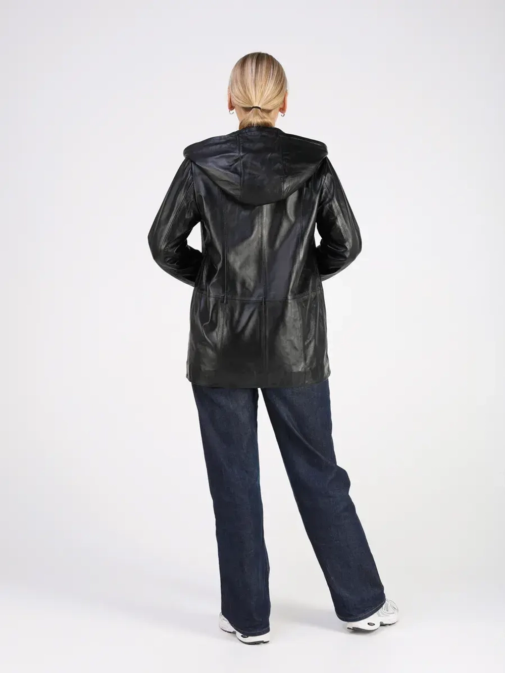 Кожаная куртка демисезонная с капюшоном