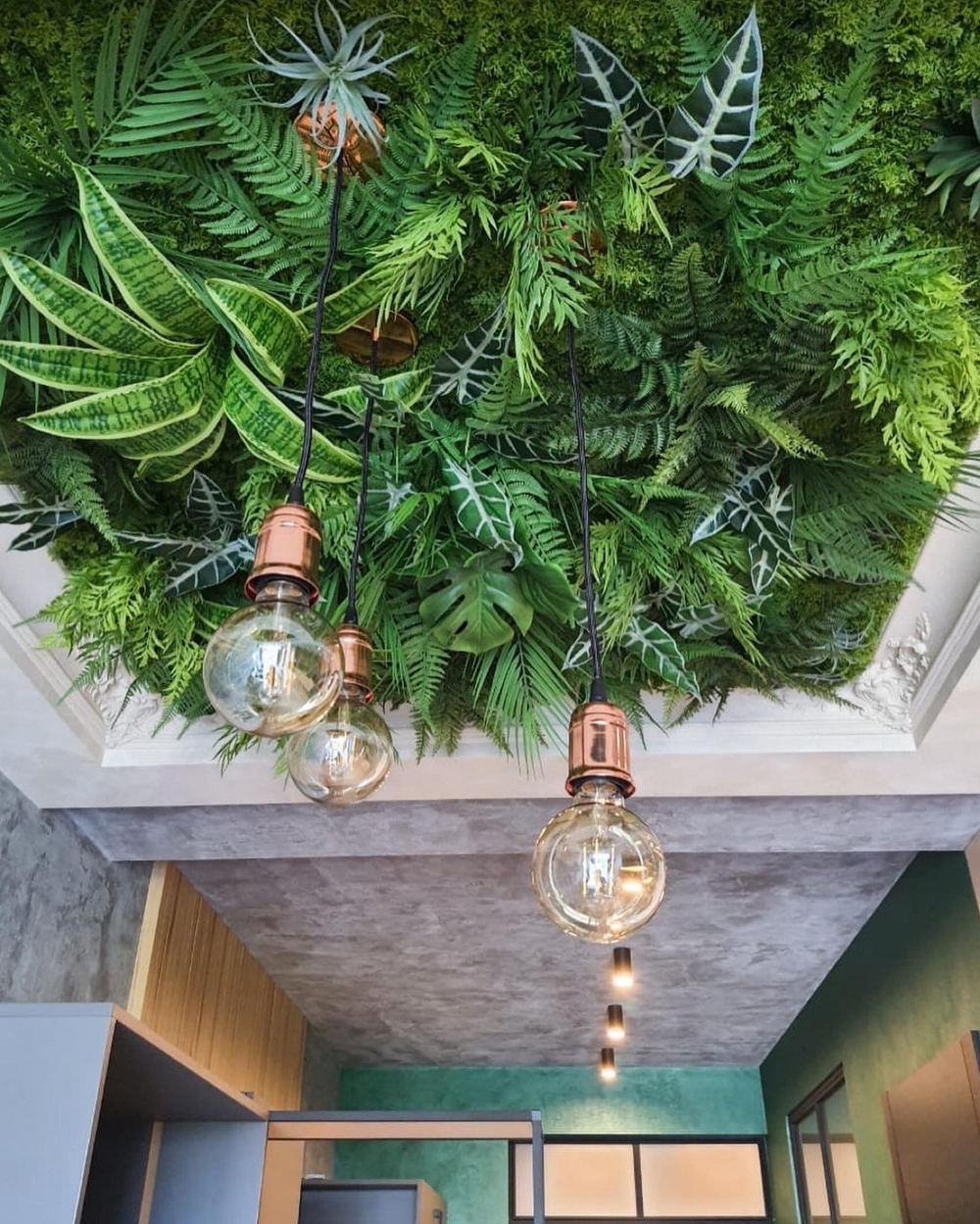Озеленение потолка искусственными растениями и мхом. Г.Сочи