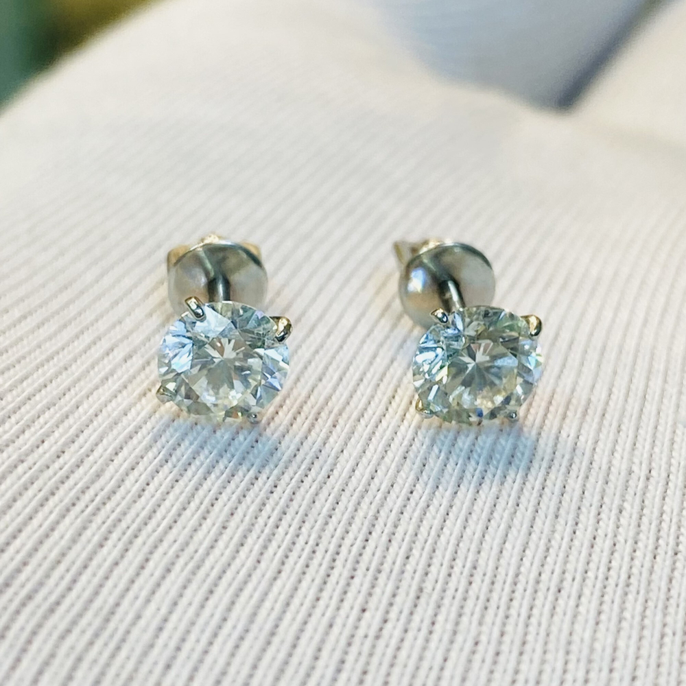 Золотые пусеты с бриллиантами по 0,55 ct