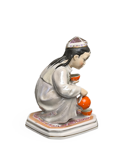 Фарфоровая статуэтка "Маленькая хозяйка" ДФЗ