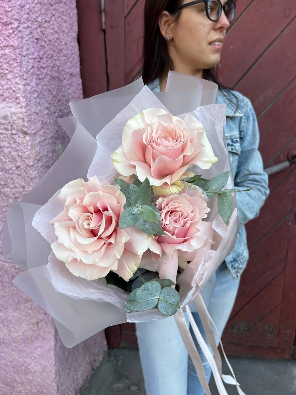 Французская роза нежно розовая с эвкалиптом, 3 штуки