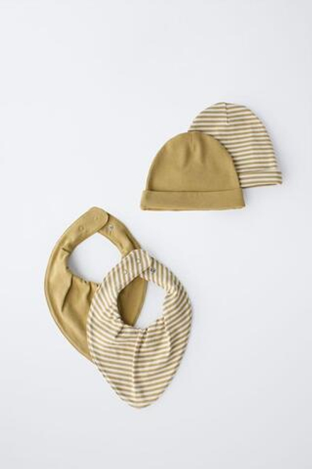 ZARA НАБОР ИЗ ДВУХ ШАПОК И ДВУХ НАГРУДНИКОВ, ГОРЧИЧНЫЙ