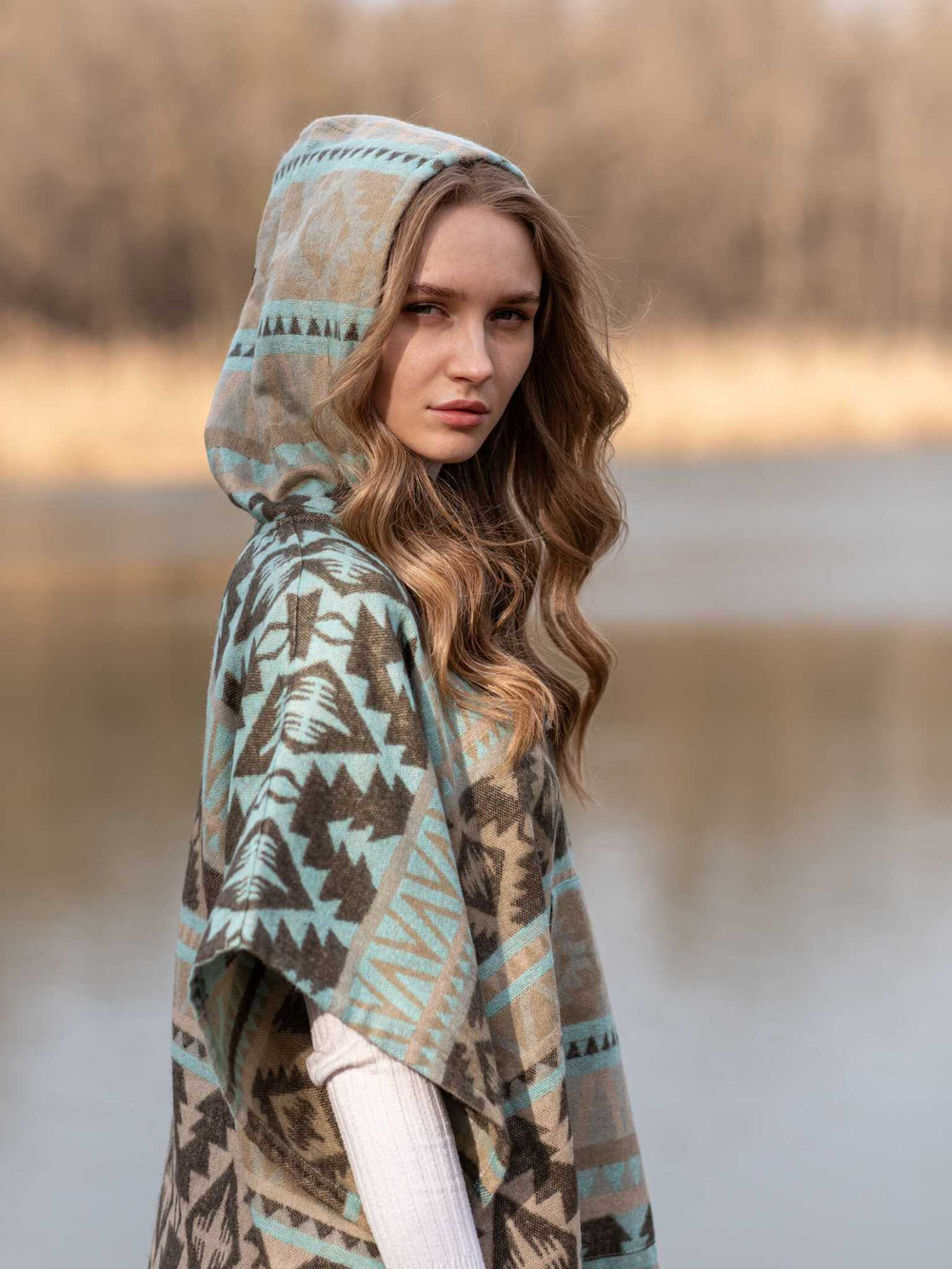 Пончо шерстяное с орнаментом