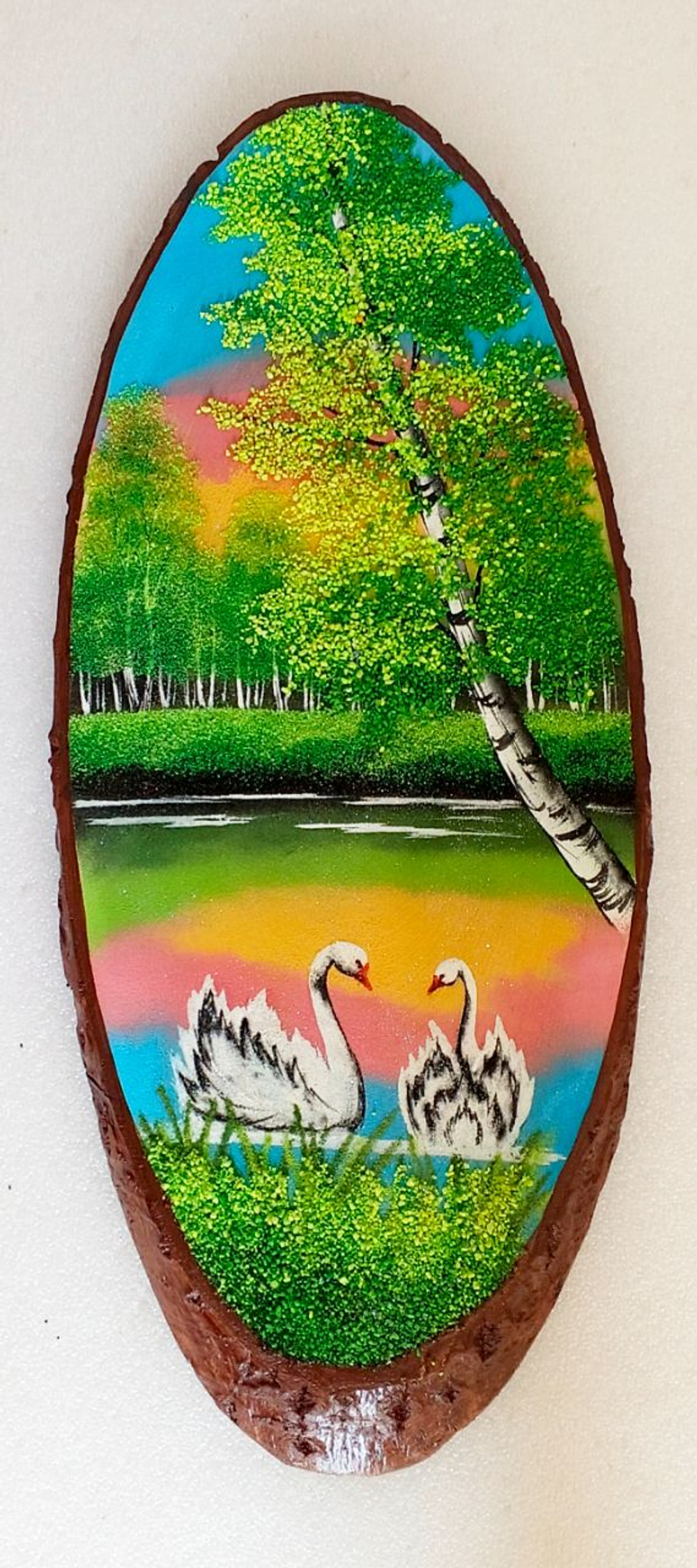 Панно на срезе дерева "Два лебедя" вертикальное 67-70см R119080