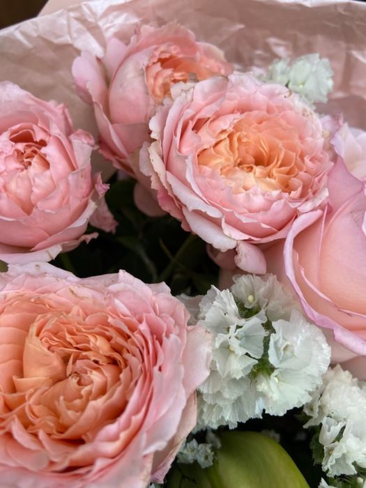 Романтичный букет с кустовой розой и лилией