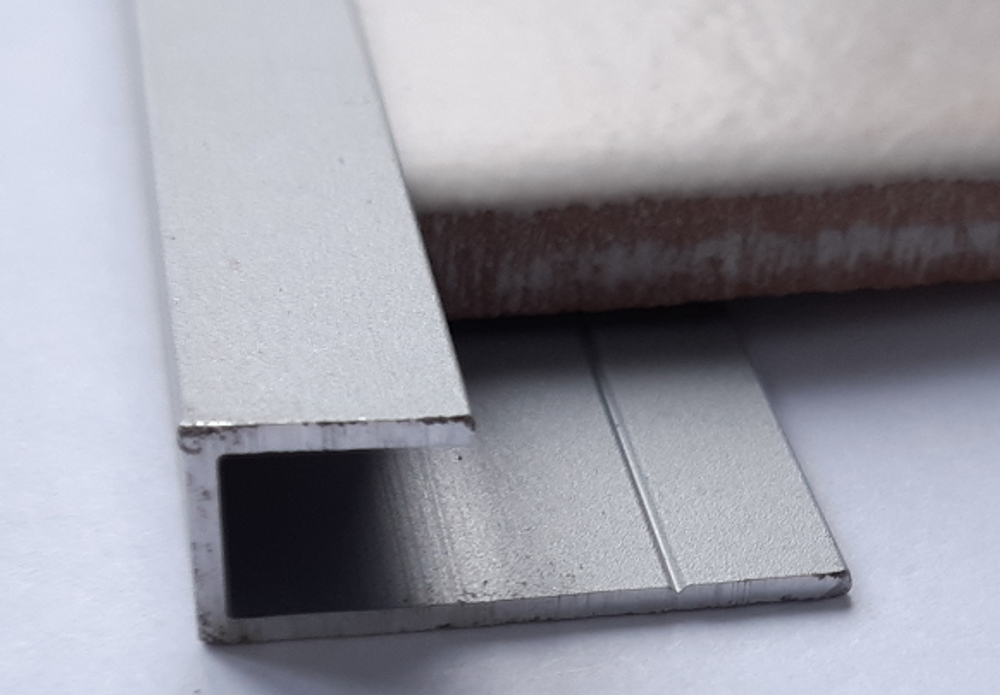 Алюминиевый С-образный профиль для малых толщин блест. серебро UN