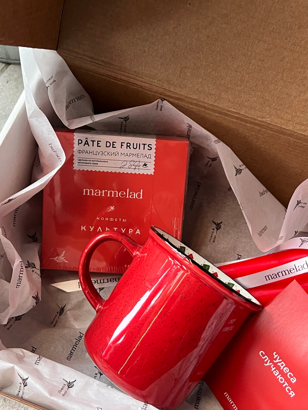Новогодний бокс- мармелад, кружка, свечи и подсвечник
