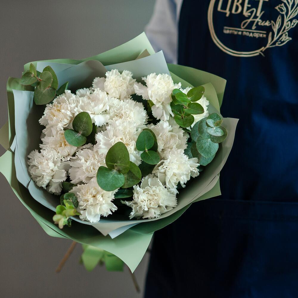 Букет белых диантусов с эвкалиптом