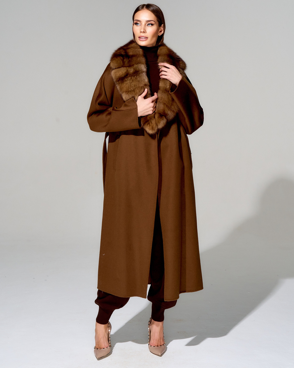 Пальто с меховой отделкой