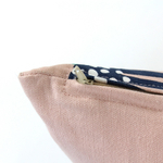 Чехол для подушки цвета пыльной розы с графичным принтом lazy flower cuts&pieces, 30х50 см