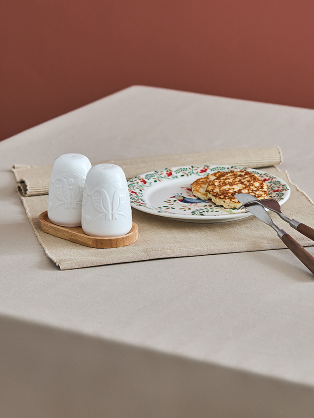 Набор для соли и перца birds of paradise на деревянной подставке