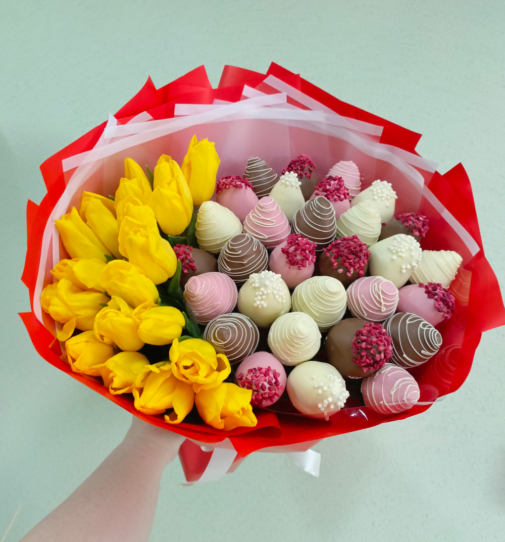 Тюльпаны и клубника в шоколаде