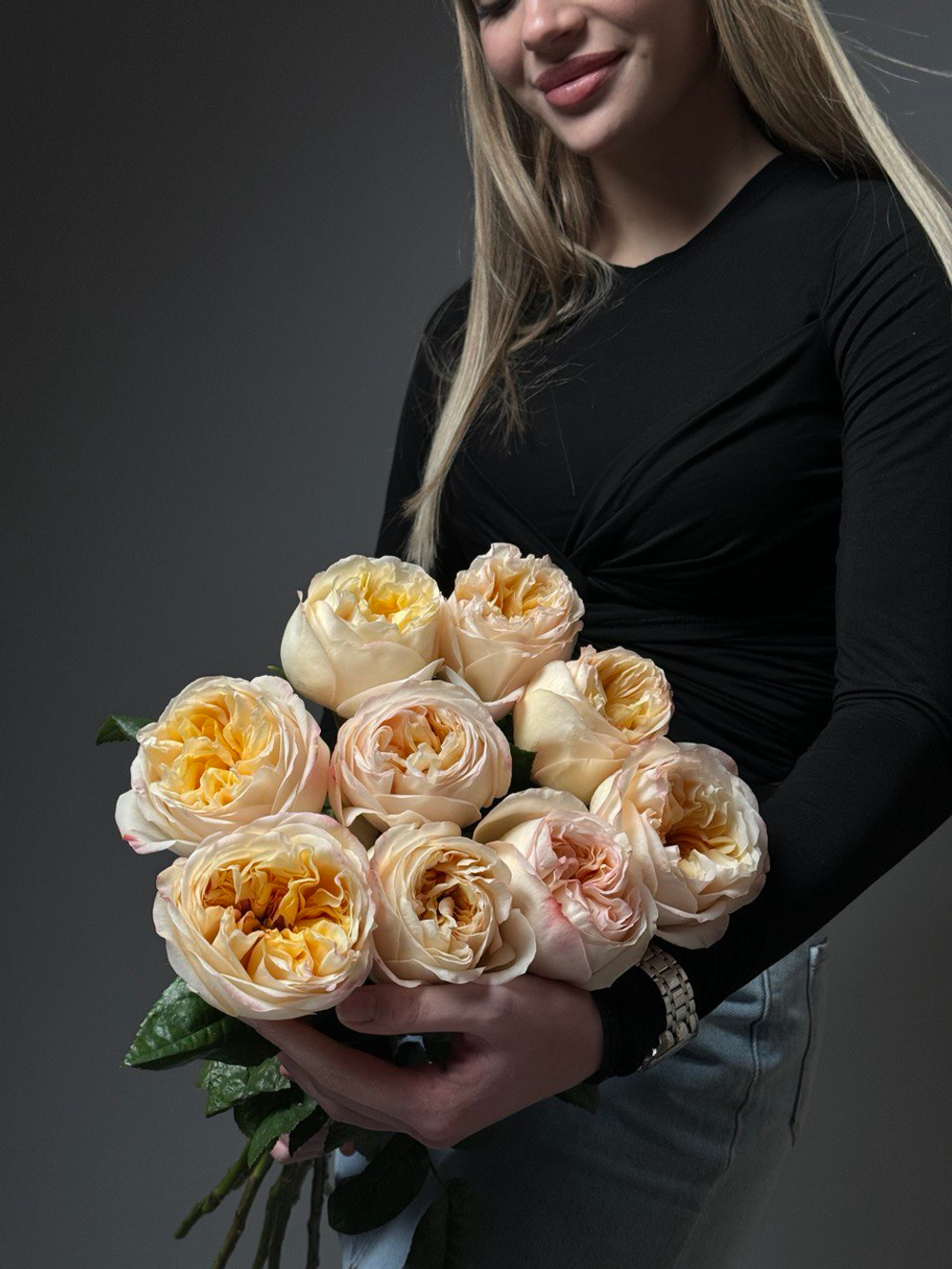 Букет из 9 персиковых пионовидных роз под ленту