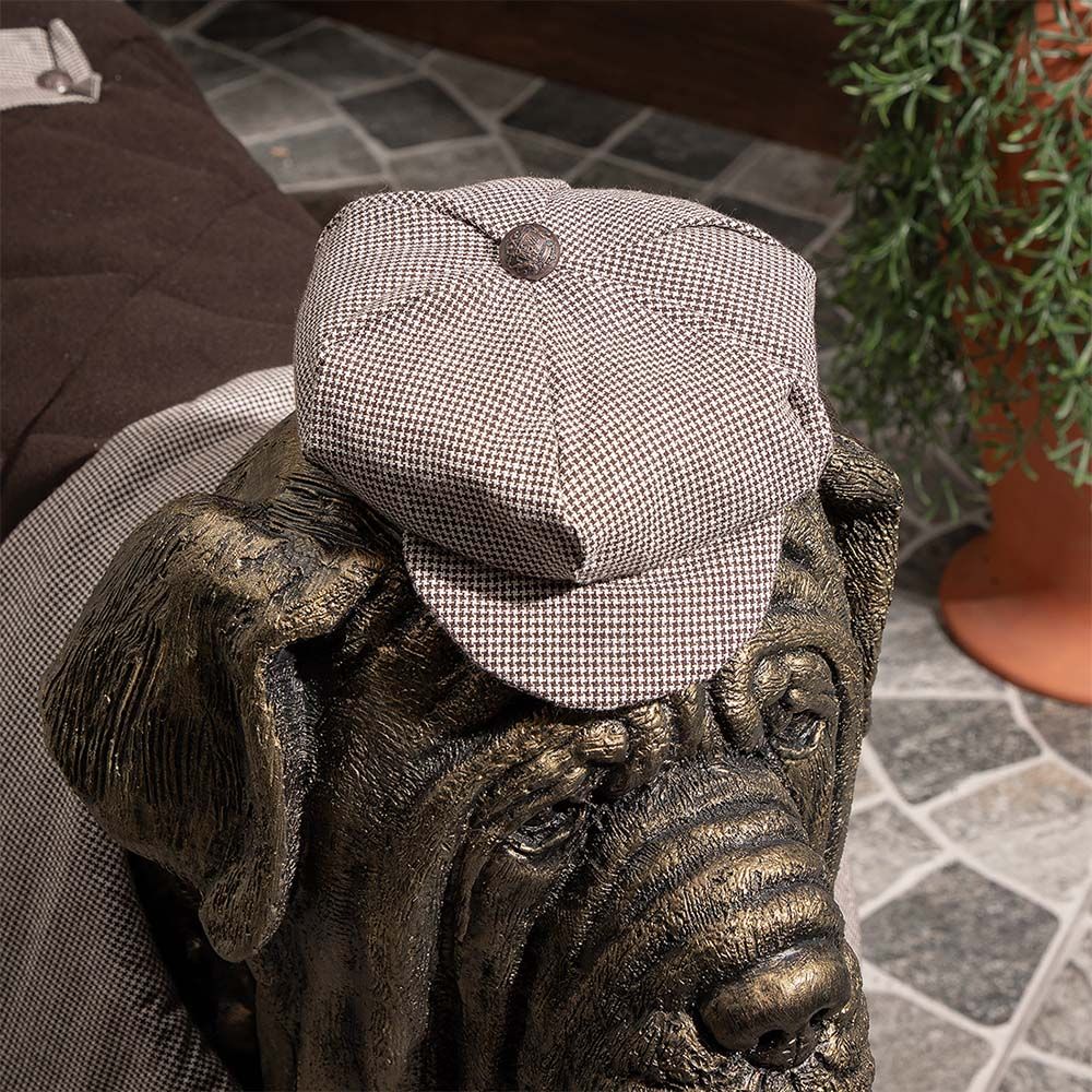 Садовая скульптура Сэр Ватсон в костюме