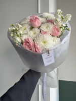 Сборный букет их хризантемы, маттиолы и кустовой пионовидной розы