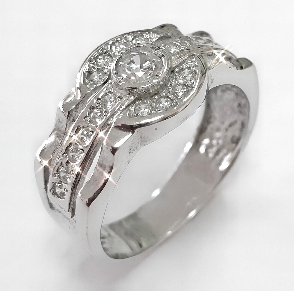 Ювелирное кольцо из серебра с фианитами