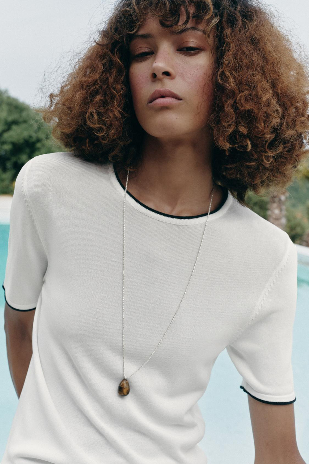 ZARA ТРИКОТАЖНЫЙ ТОП С ОКАНТОВКОЙ, БЕЛЫЙ/МОРСКОЙ СИНИЙ