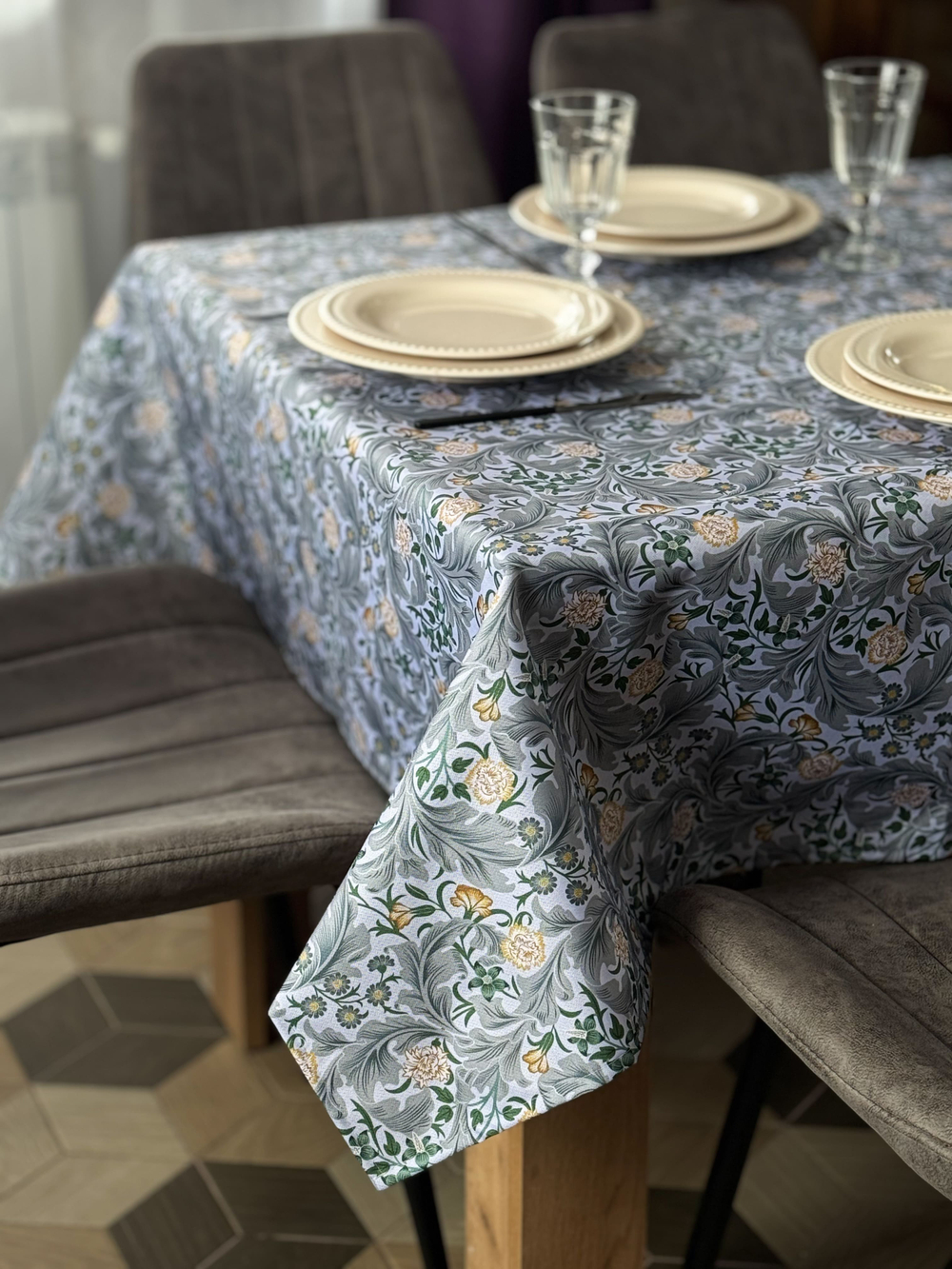 Скатерть COZA "Гвоздики", серый фон с водоотталкивающей пропиткой