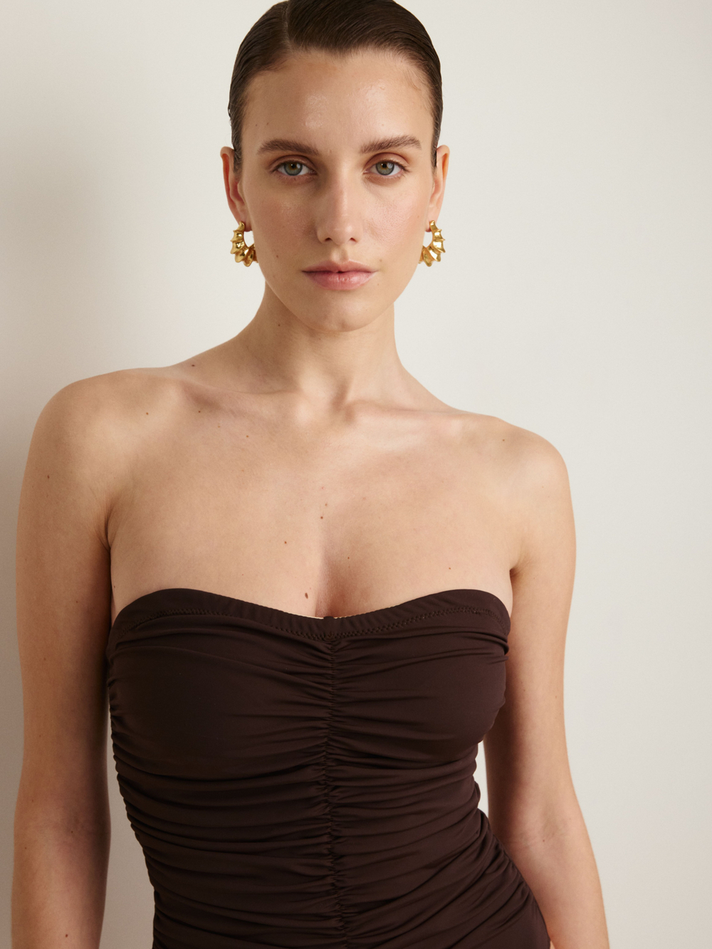 СЛИТНЫЙ КУПАЛЬНИК СО СБОРКАМИ