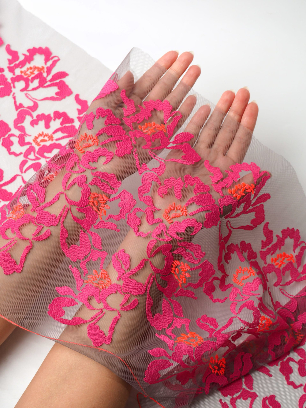 Вышивка на сетке дымчатая с фуксия и оранжевым неэластичная ширина 29 см ОТРЕЗЫ