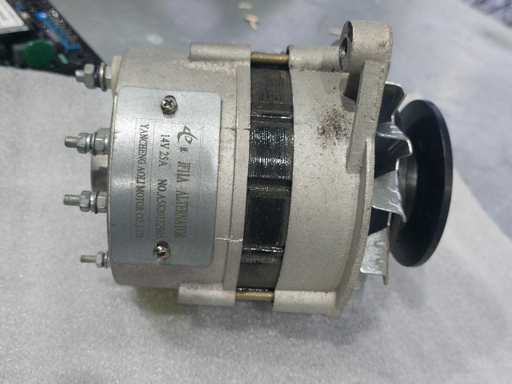 Генератор подзарядки в правом исполнении / Alternator Geneyatoy , 14V, 25A АРТ: JF11A