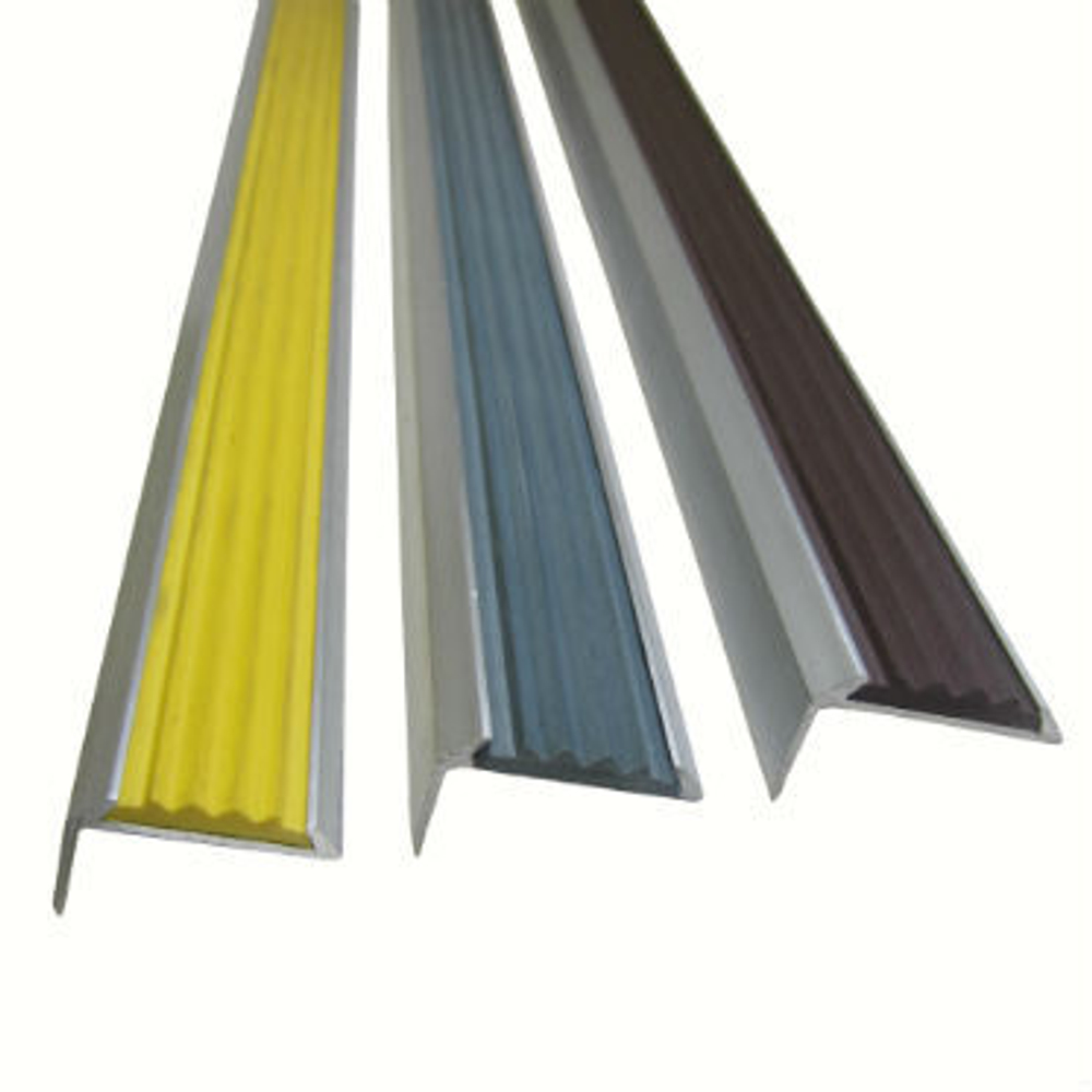 Угловая алюминиевая противоскользящая накладка на ступени с резиновой вставкой