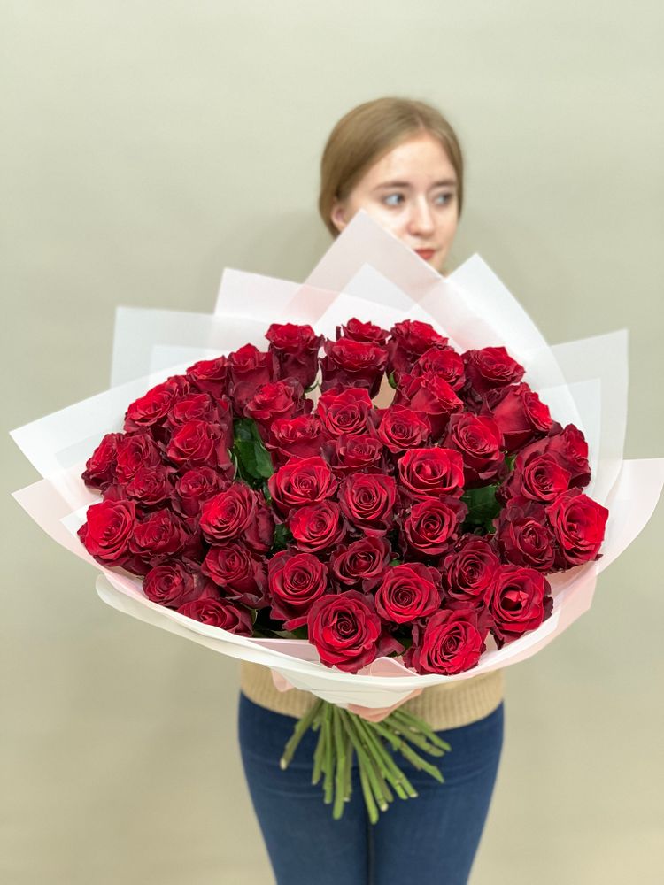 Букет 45 красных роз Эквадор 60см в пленке