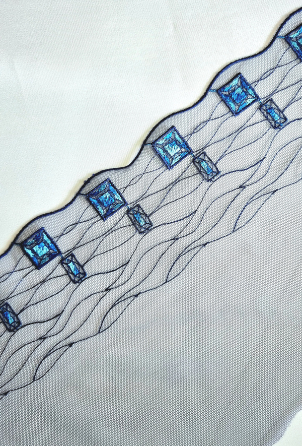 Вышивка на сетке синяя левая К568