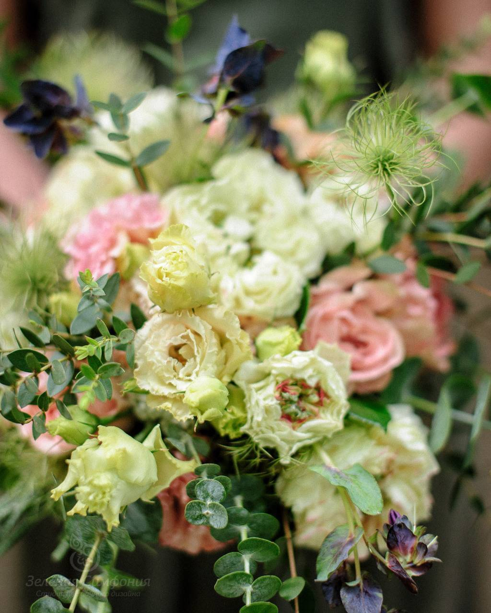 Букет невесты с эвкалиптом и садовыми розами