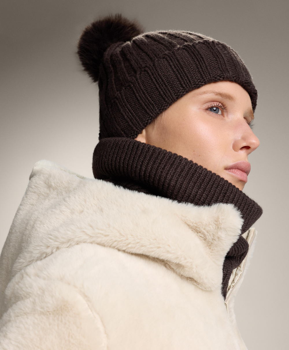 Oysho Вязаная шапка с помпоном, коричневый