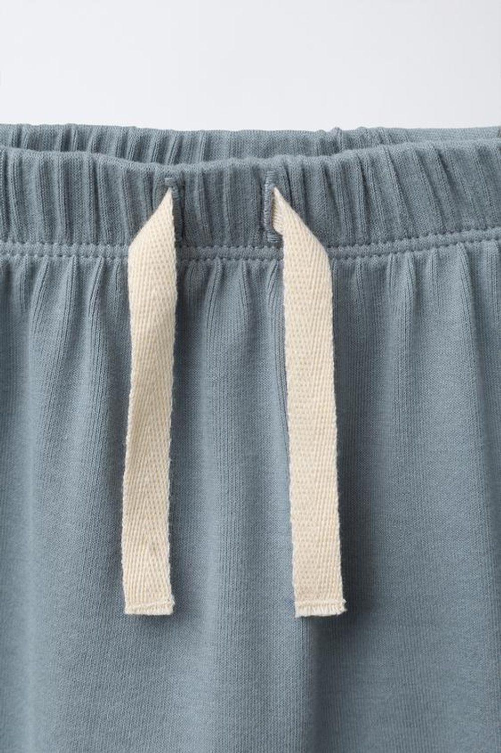 ZARA КОМПЛЕКТ ИЗ ОДНОТОННОЙ ФУТБОЛКИ И БРЮК, СЕРО-СИНИЙ