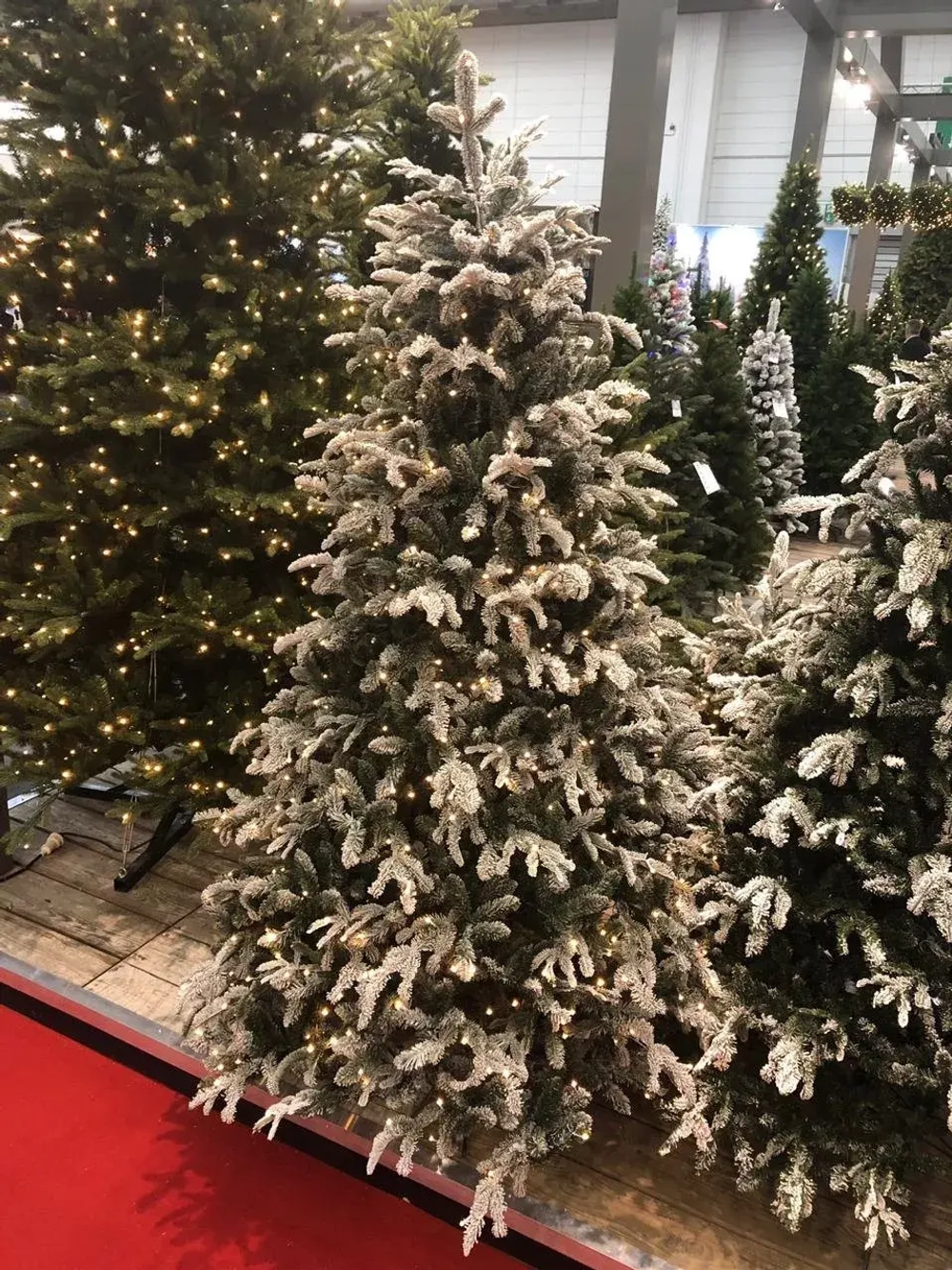 Ель Стильная заснеженная 260 см., 816 LED ламп, литая хвоя+пвх, Black Box (74350)