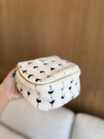 HEY GLOW Меховая косметичка с черными сердечками квадратная