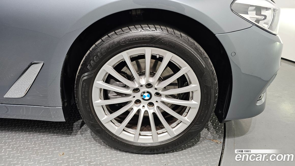 BMW 5 Series (G30) 520i Luxury (02.2020)