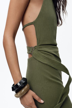 ZARA ПЛАТЬЕ ИЗ РЕЛЬЕФНОЙ ТКАНИ С ГОРЛОВИНОЙ ХАЛТЕР, ЗЕЛЕНЫЙ