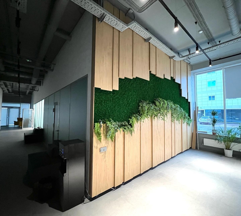 Вертикальное озеленение офиса компании "2ГИС" стабилизированным мхом и искусственными растениями