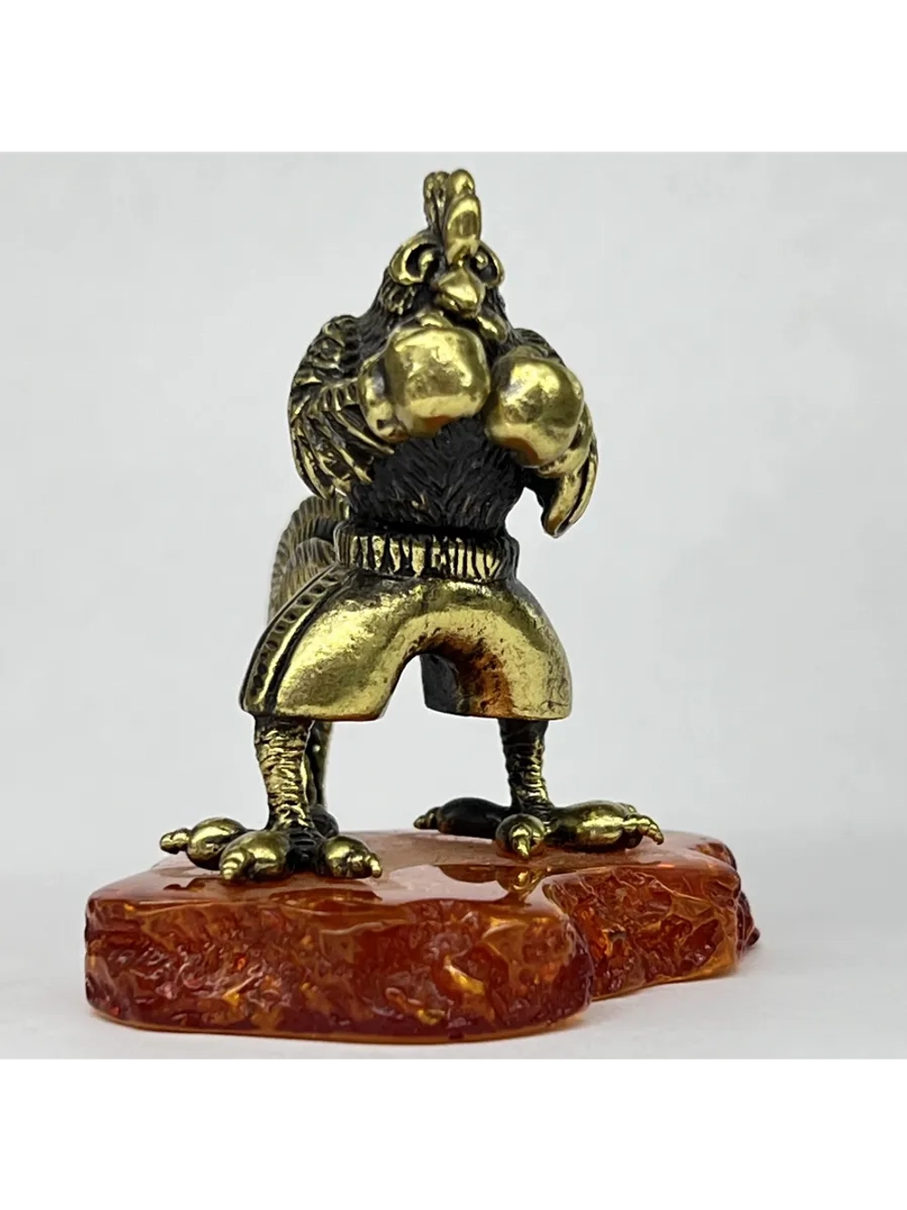 Бронзовая статуэтка на янтаре