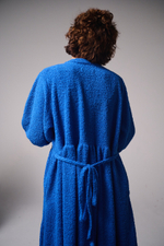 Платье оверсайз "жабо без жабо" из плюшевой ткани Тедди, ярко-синий