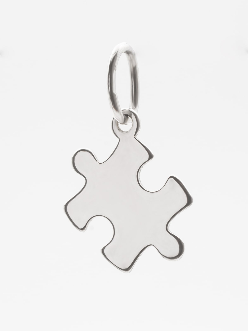 Фотография кулона пазл на светлом фоне