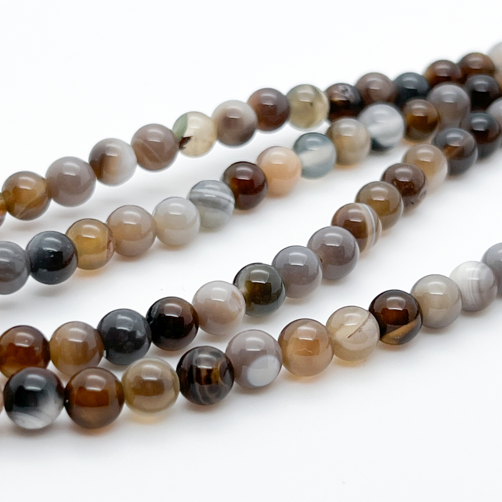 Агат, диаметр около 6-6,2 мм, цена за 30-31 шт (1/2 нити)