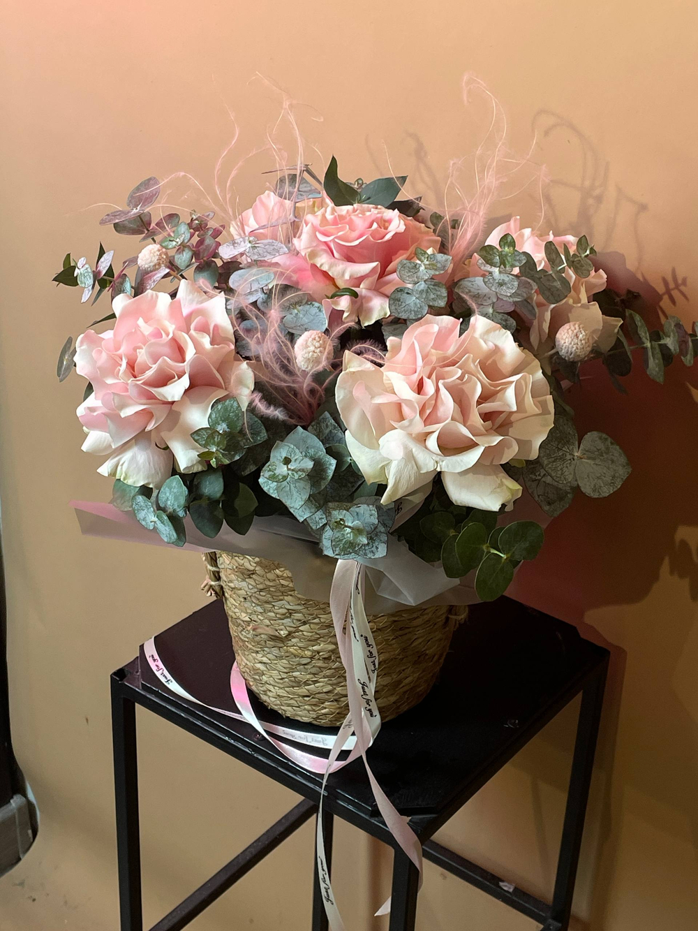 Кашпо с французскими розами и эвкалиптом