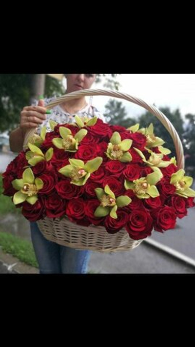 Корзина из 101 розы с орхидеей