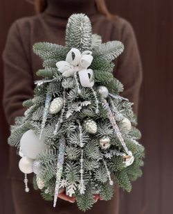 Новогодняя композиция из нобилиса "Елочка ручной работы", оформленная в трендовых тенденциях, 40-50 см