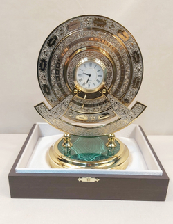 Сувенирные часы "Вечный календарь" (Златоуст) с малахитом