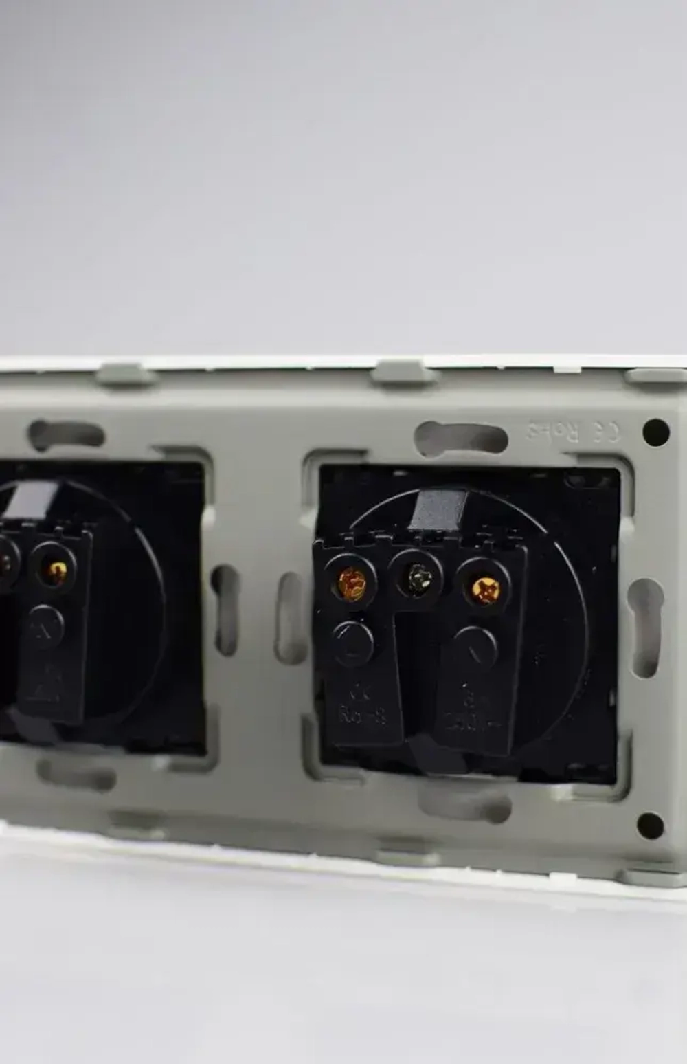 Розетки белые с заземлением, двойная розетка с защитными шторками